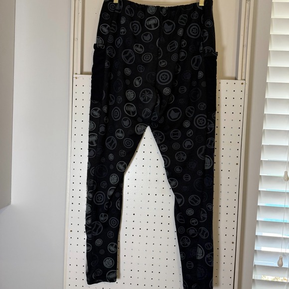 Her Universe Marvel Avengers Leggings Women's 1X Black Mid Rise Stretch Pockets - Picture 5 of 11